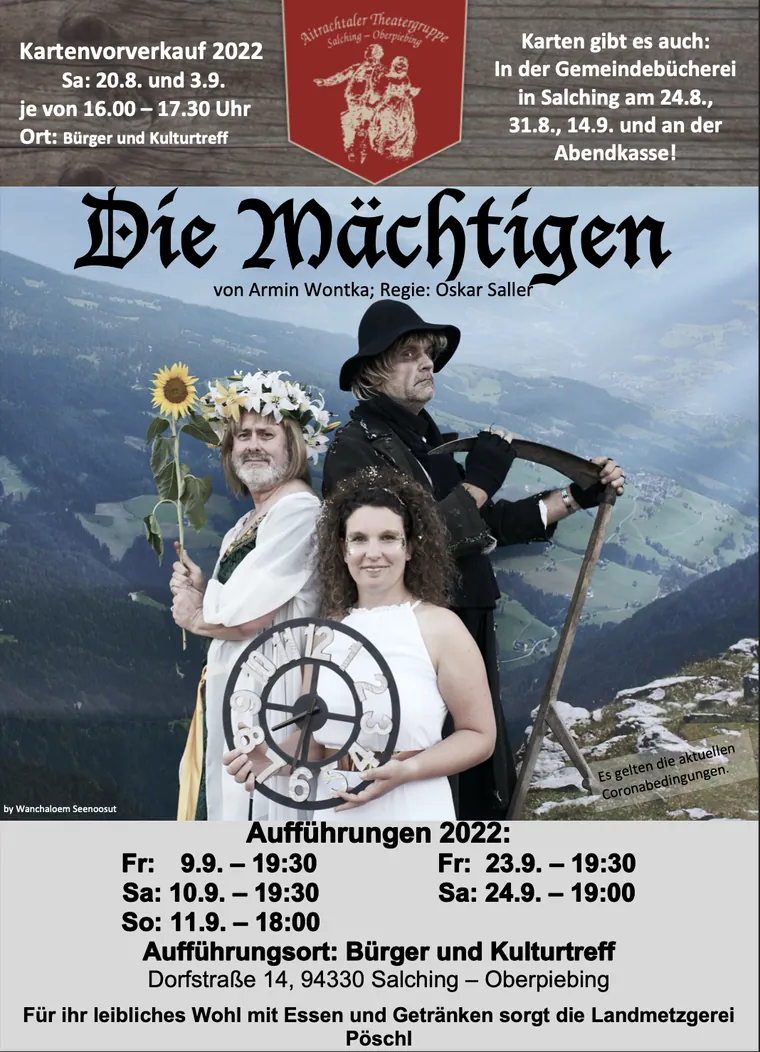 Plakat „Die Mächtigen“ mit drei Figuren vor einer Berglandschaft, eine davon mit Sense, eine mit Uhr